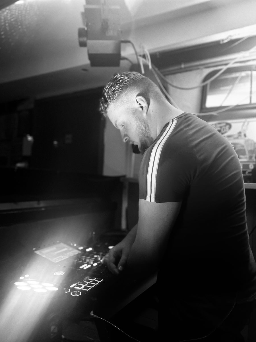 FeestDJJack mixt achter de draaitafel in zwart-wit