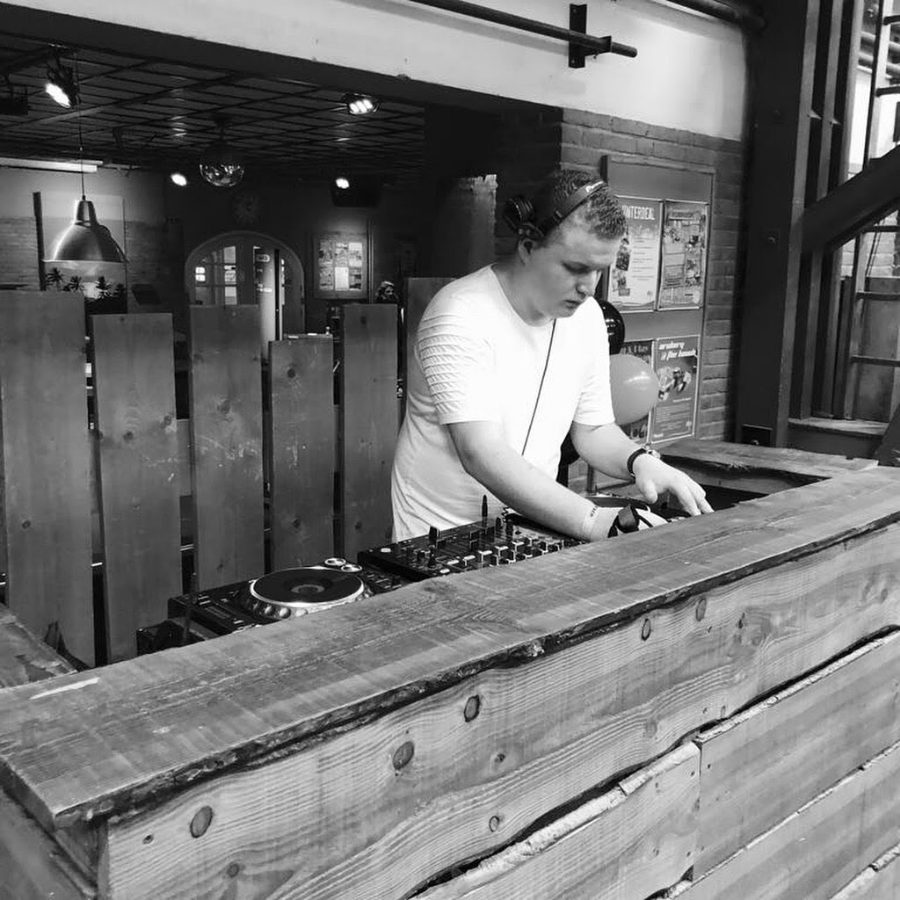 FeestDJJack draait op een evenement overdag