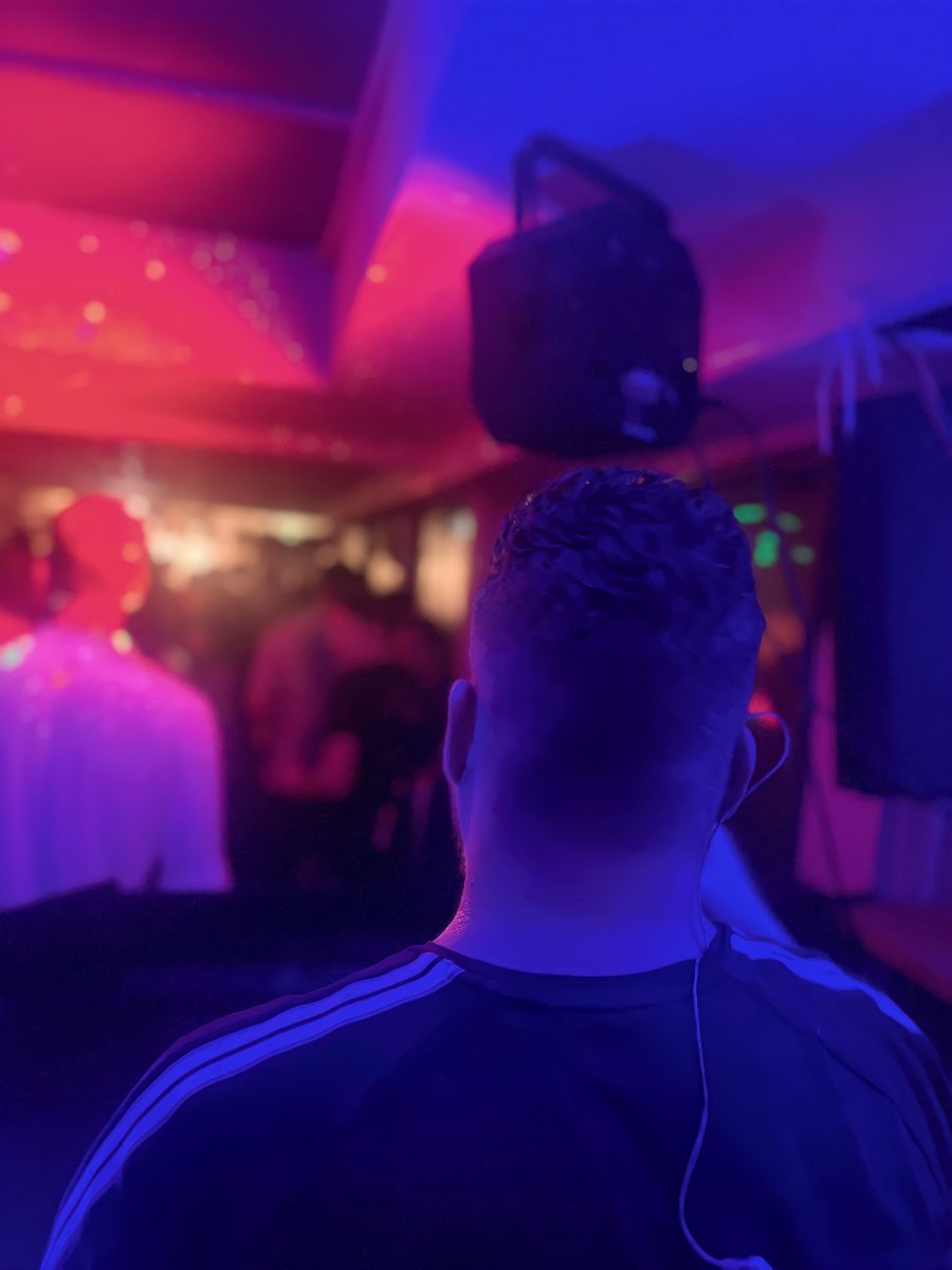 DJ-booth met blauw en paars licht boven de dansvloer