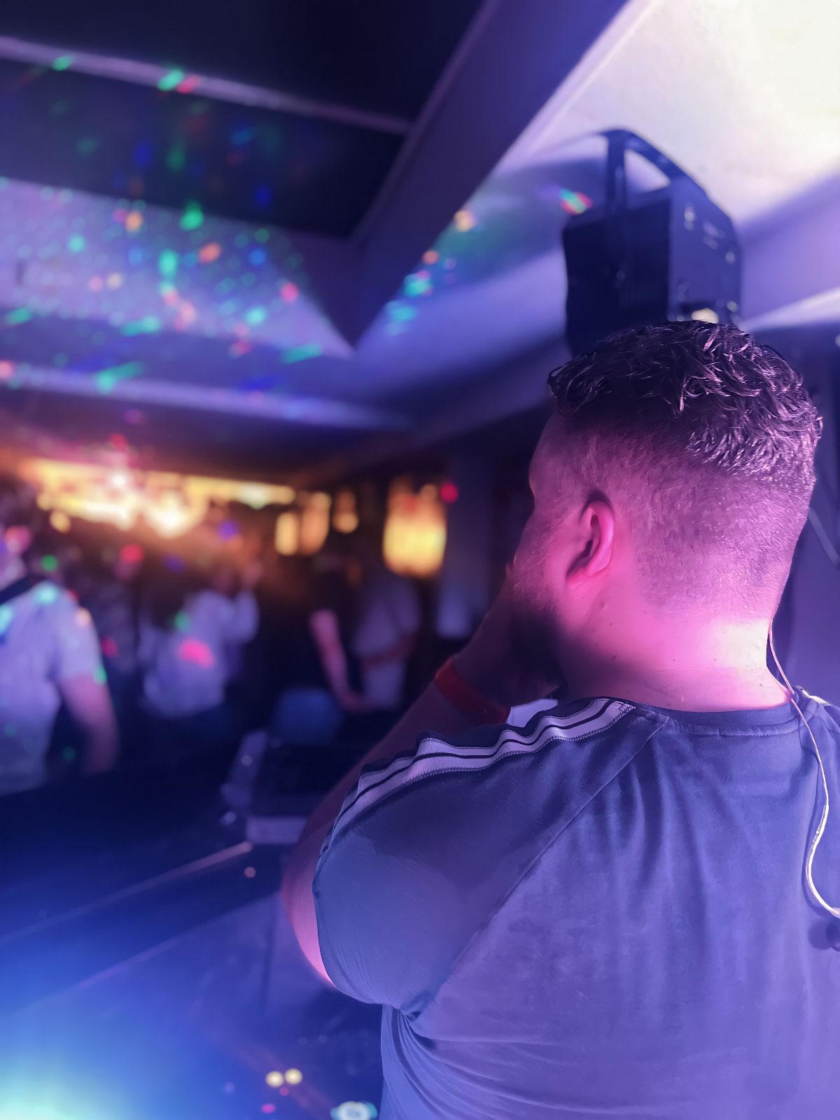 FeestDJJack live achter de draaitafel met volle dansvloer