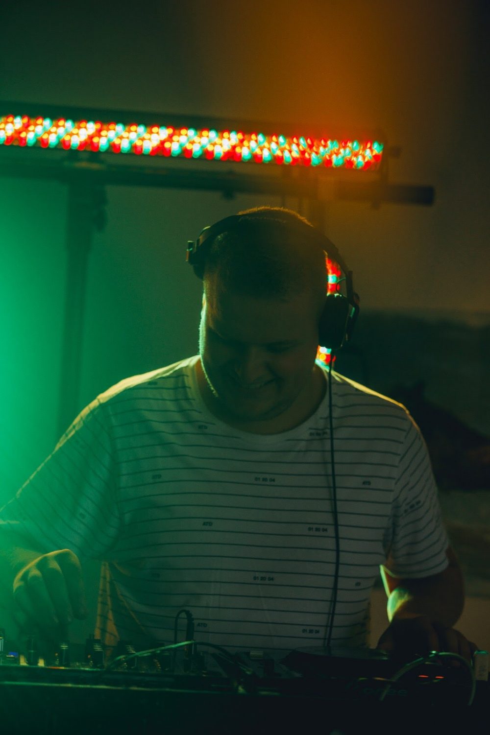Portret van FeestDJJack achter de DJ-set met koptelefoon